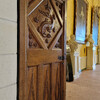 Дверь в замке с символом Франциска Первого, саламандрой