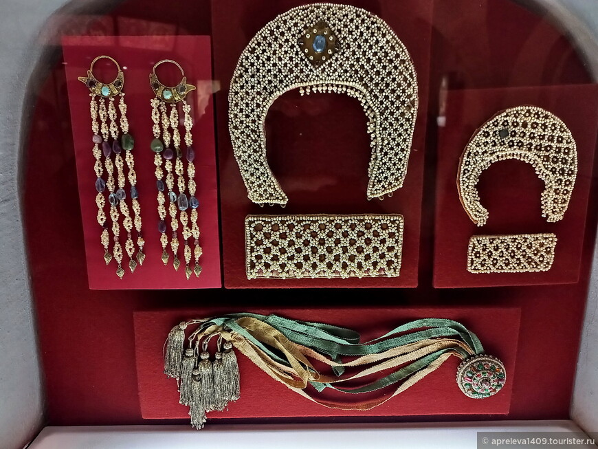 В центре и справа - убрусы и ожерелья с икон. Слева - рясны (древнерусские украшения в виде подвесок к головному убору) с иконы. Внизу - повороза, закладка для книг.  16-17 в.