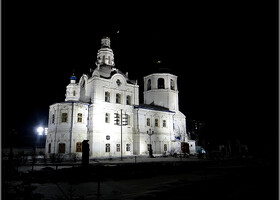 Хорош зимой, особенно при свете луны, Одигитриевский кафедральный собор, пepвoe в Улaн-Удэ кaмeннoe сооружение (1741), строившееся на протяжении более сорока лет
