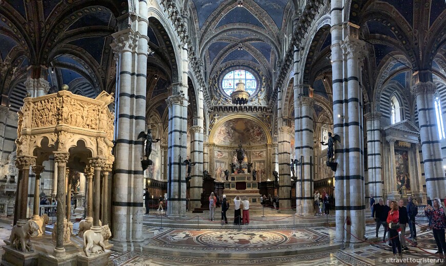 Интерьер собора: слева - мраморная кафедра, впереди - главный алтарь, внизу - мозаичные полы.
