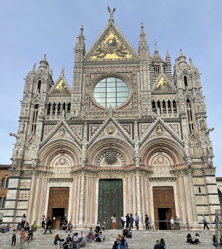 Западный (главный) фасад собора. Его нижняя часть (романская) была декорирована в конце 13-го века по проекту Джованни Пизано. Ему же принадлежат многочисленные скульптуры, украшающие фасад собора.