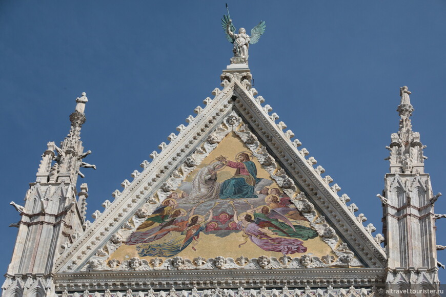 В треугольном навершии главного портала в 1877 г. установлена мозаика «Коронование Девы Марии».

