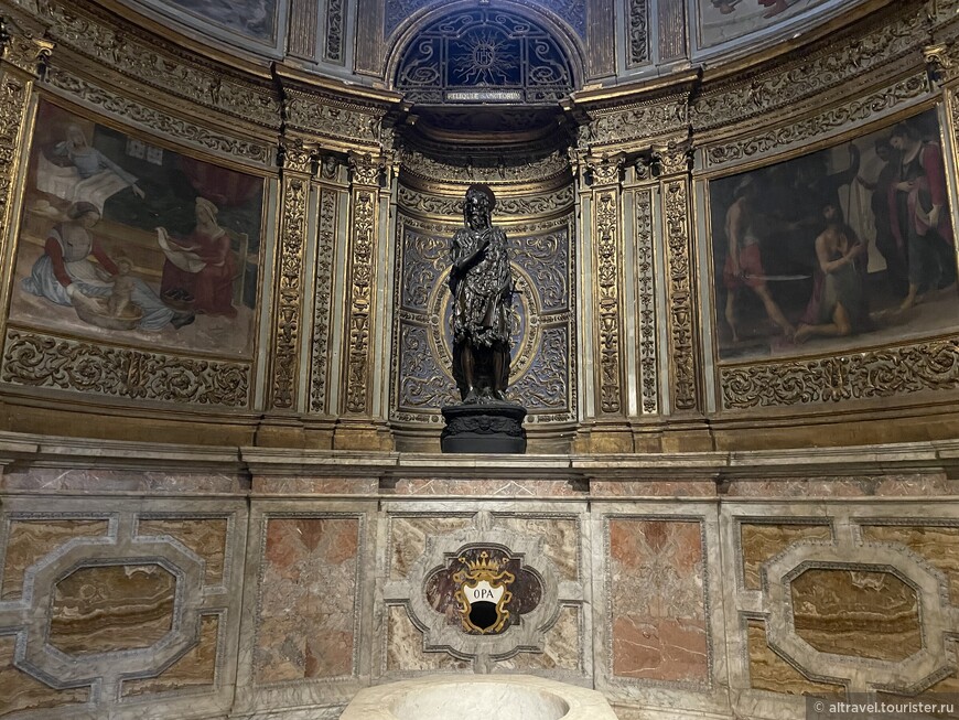 Симметрично Обетной капелле в левом трансепте, в правом находится богато украшенная капелла Иоанна Крестителя, устроенная в 1492 году для хранения святыни - десницы Крестителя, подаренной Сиене папой Пием II. Её главным украшением является бронзовая статуя Иоанна Крестителя, отлитая знаменитым Донателло.