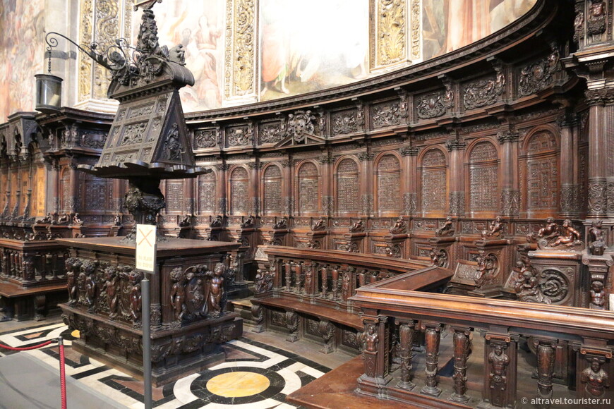 В апсиде собора, сразу за главным алтарём, установлены великолепные деревянные хоры, центральная часть которых была изготовлена в 1567-1570 гг.


