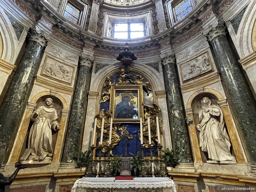 Хоть собор и готический, в нём не обошлось без барокко, обильно представленного в Капелле обета (Capella del Voto). Её по заказу сиенского папы Александра VII Киджи спроектировал в 1660 г. Джан-Лоренцо Бернини.