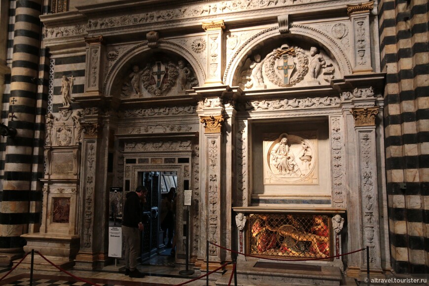 Монументальный портал, ведущий в библиотеку Пикколомини. Лоренцо ди Мариано.