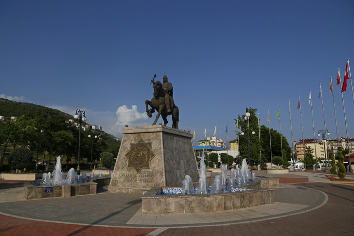 Памятник основателю города - султану Аладдину Кейкубаду 