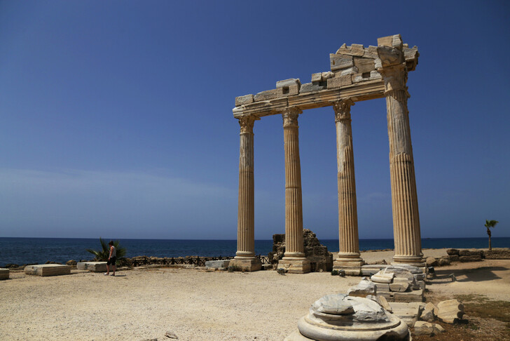 Руины храма Аполлона - символ Сиде