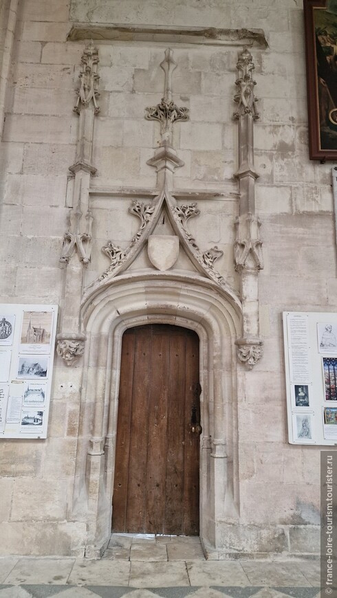 Элементы готического оформления бокового входа в собор