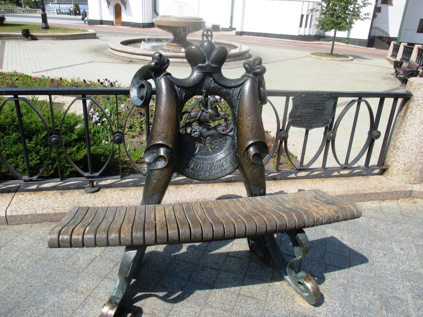 Скамья памяти Михала Огинского. За ней фонтан Наследие