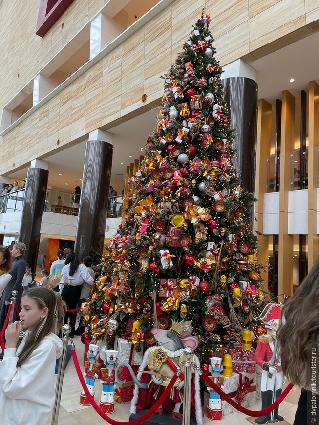 Рождественская елка в холле театра в 2024 году