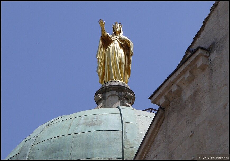 Собор украшает величественная статуя Святой Анны, покрытая сусальным золотом.