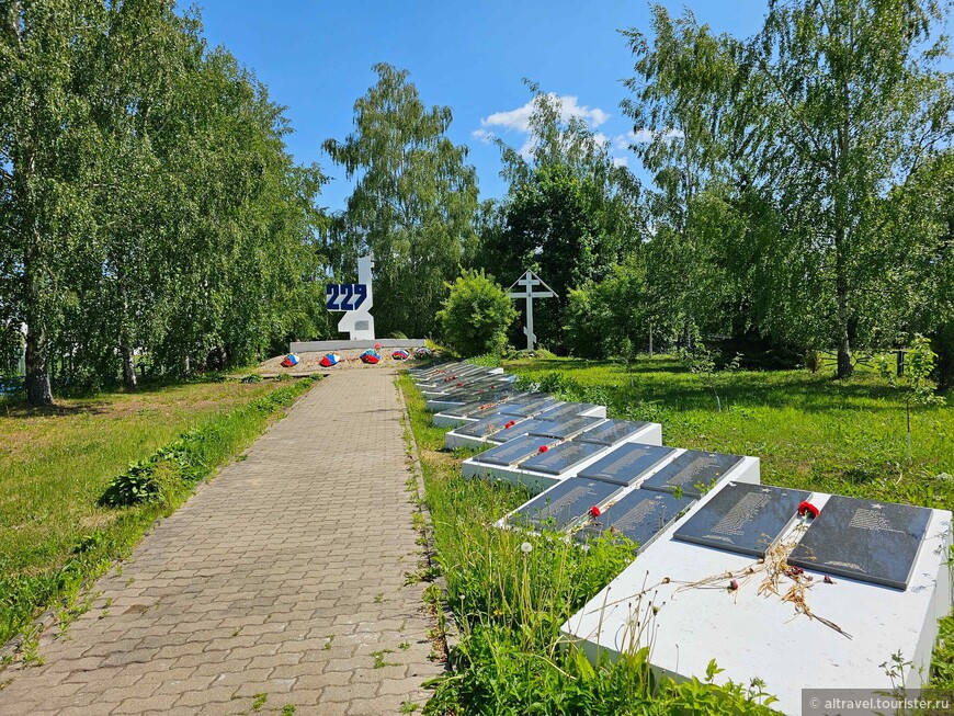 Недалеко от монастыря находится памятник 229 стрелковой дивизии. Здесь пали в боях и захоронены 1075 воинов дивизии, сражавшихся на Новгородской земле в марте-апреле 1943 г.