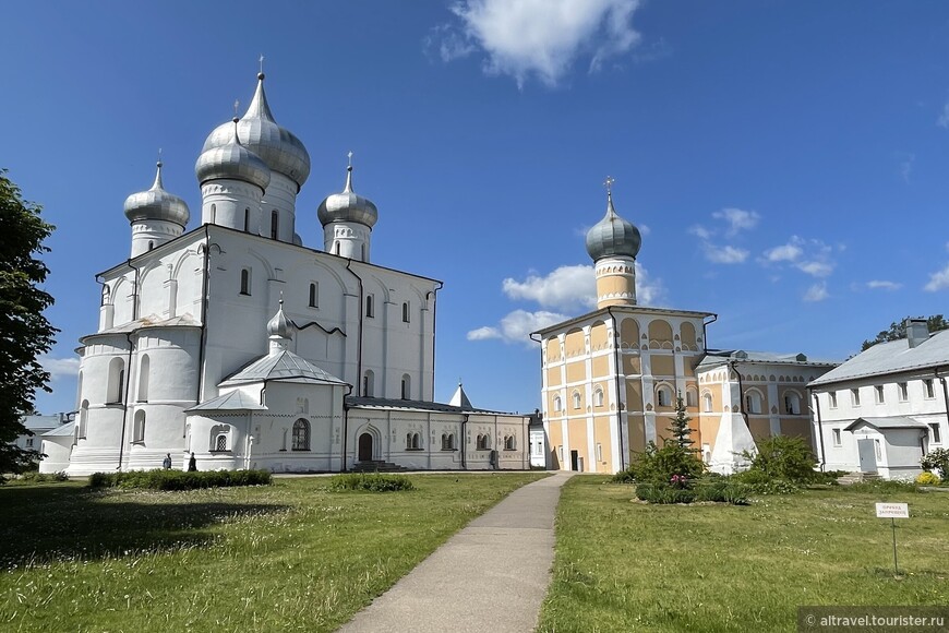Два главных храма монастыря: Спасо-Преображенский собор и церковь во имя прп. Варлаама Хутынского.