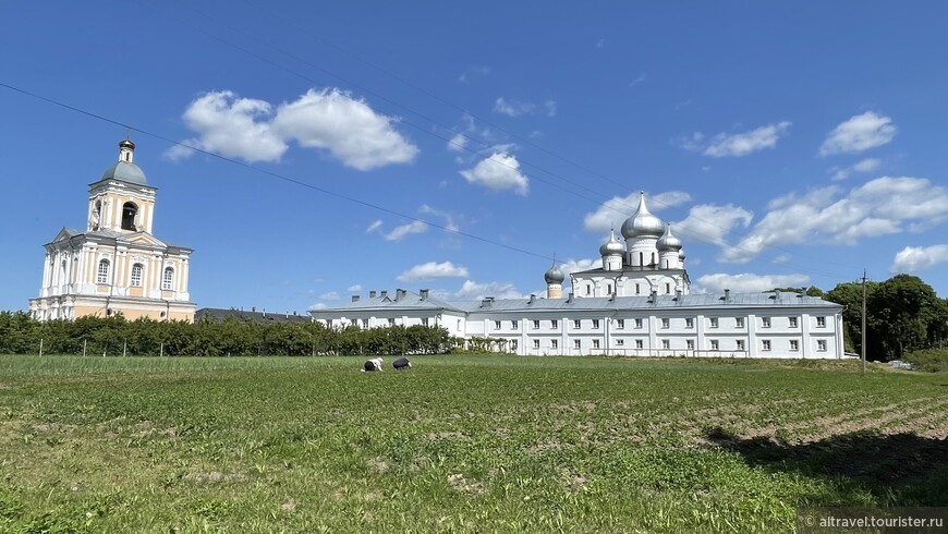 Вид на монастырь с юга. Вытянутое белое здание - гостиница для паломников и библиотека.