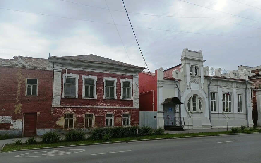 Улица Первомайская. Слева постройка 1917 г., правее бывший дом присяжного поверенного Дыбова (1911 г.), ныне детский сад (!)
