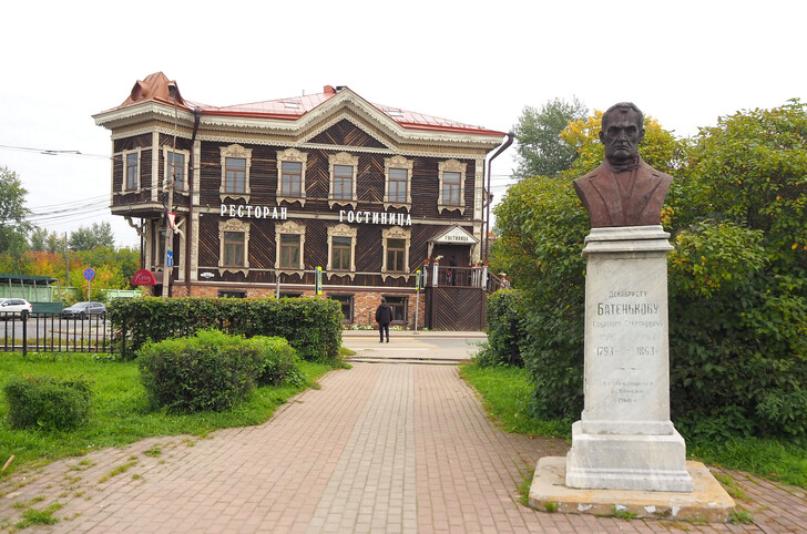Гостиница «Купеческий дом» 3* и памятник декабристу Г.С. Батенькову