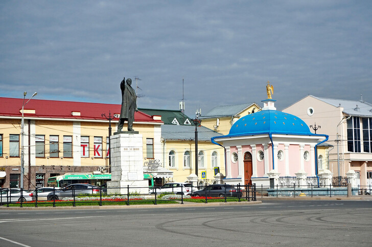 Памятник В.И. Ленину и Иверская часовня