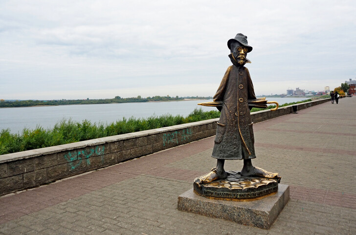 Памятник А.П. Чехову на набережной Томи