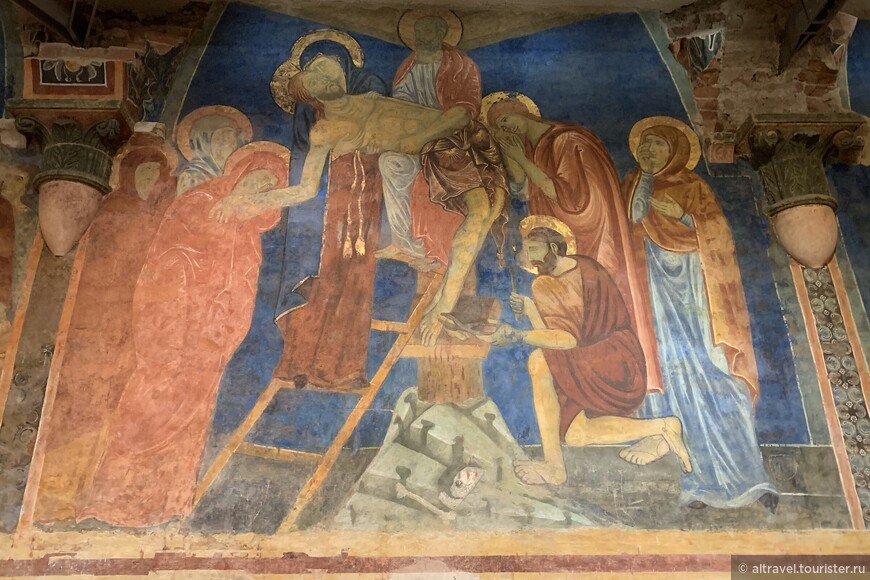 Фрагмент фресок крипты: Снятие с Креста. Сиенский художник последней четверти 13-го века.
