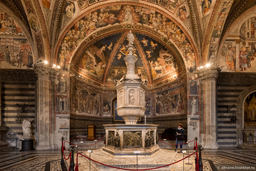 Главный алтарь баптистерия и его купель, созданная в 1417-1430. В работе над ней принимали участие самые знаменитые скульпторы того времени - Донателло, Лоренцо Гиберти, Якопо делла Кверча.