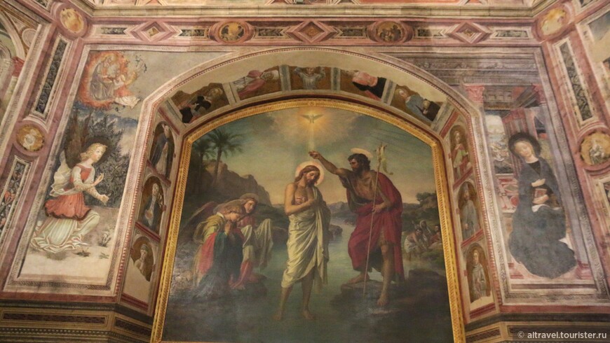 Центральный алтарный образ - Крещение - выполнен Алессандро Франки в 1907 г. По сторонам от него - Благовещение кисти Лоренцо ди Пьетро (по прозвищу Веккьетта), 1450.