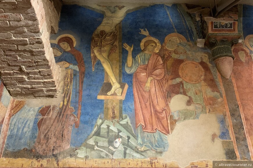 Фрагмент фресок крипты: Распятие. Сиенский художник последней четверти 13-го века.


