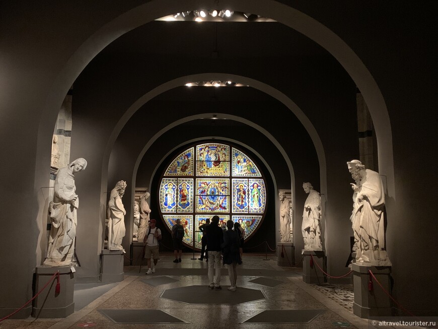 Галерея статуй в музее собора с оригинальными статуями Джованни Пизано с фасада собора.