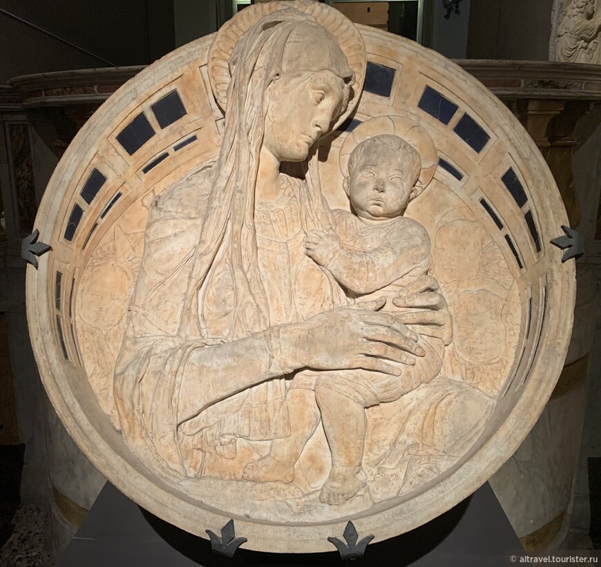 Тондо с образом Мадонны с Младенцем («Мадонна Прощения»).  Автор - Донателло. 1459. Когда-то этот барельеф находился в ныне утраченной капелле Мадонны Милосердия в соборе.