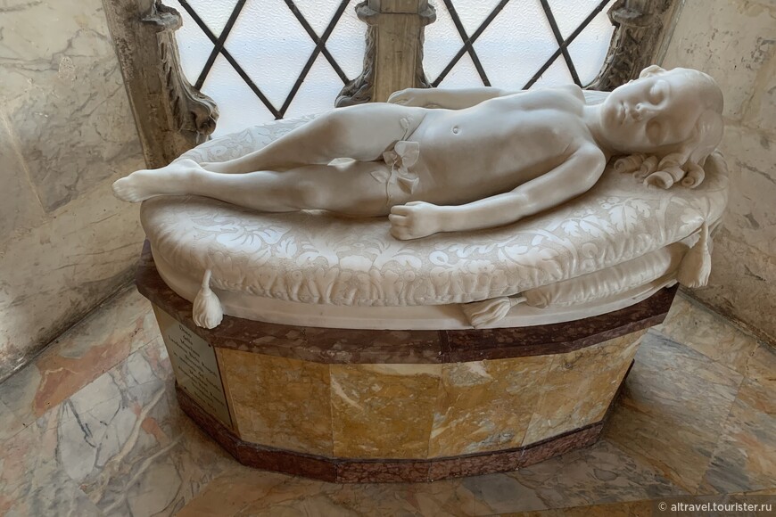 «Сон невинности». Статуя спящего мальчика работы знаменитого сиенского скульптора Джованни Дюпре. 1844.