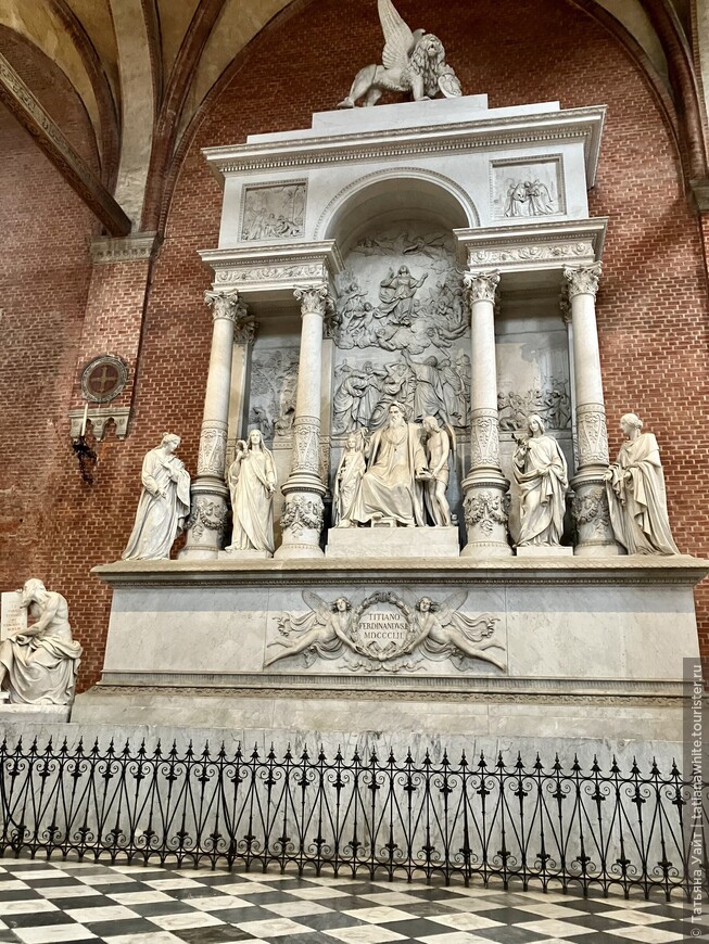 Удивительно как повторили скульпторы Тициановскую работу Вознесение, что в алтаре, несколько метров от Тициановского места отдохновеня.