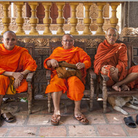 У меня еще остались кадры, которыми хочется поделиться фотографу. Эти монахи отдыхали во дворе. И на мое желание их сфотографировать отреагировали доброжелательной улыбкой... Они всегда одеты в оранжевое...       