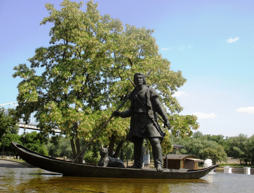 Скульптура Лодочник символизирует первого гомельчанина, приплывшего сюда по реке Сож