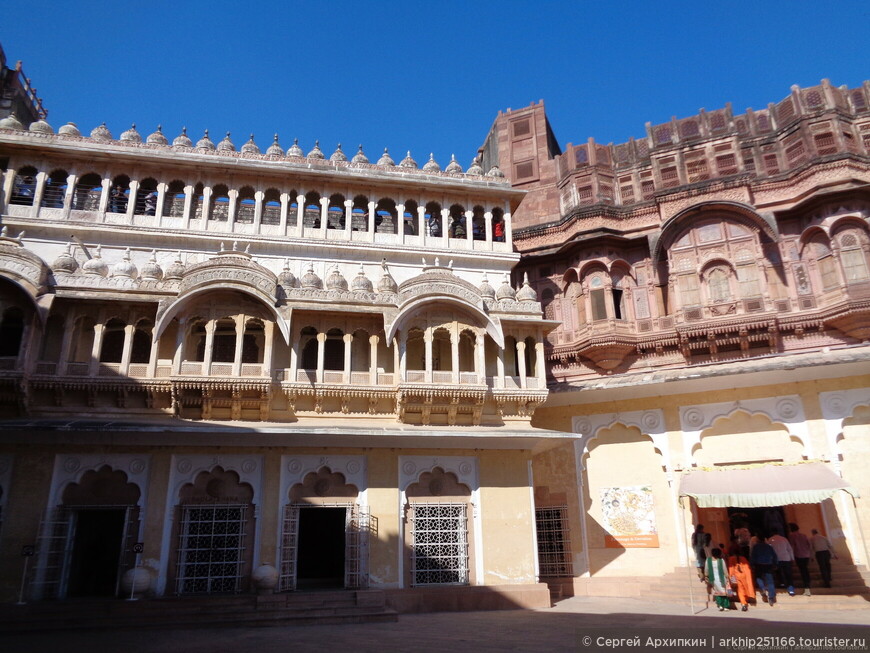 Красивый  дворец Пхул Махал в Джодхпуре (Индия)