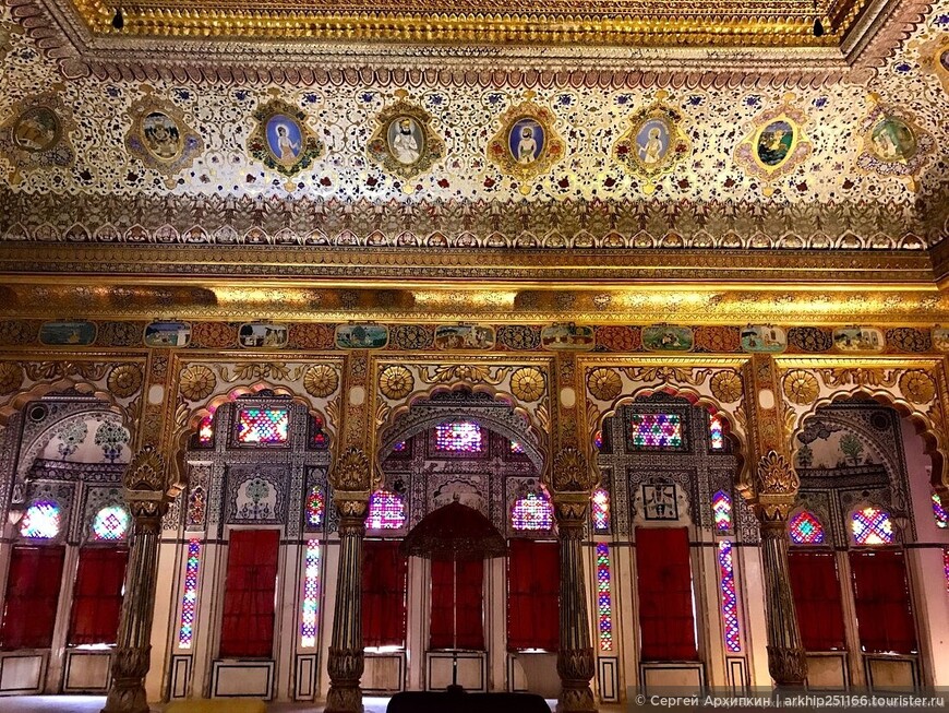 Красивый  дворец Пхул Махал в Джодхпуре (Индия)