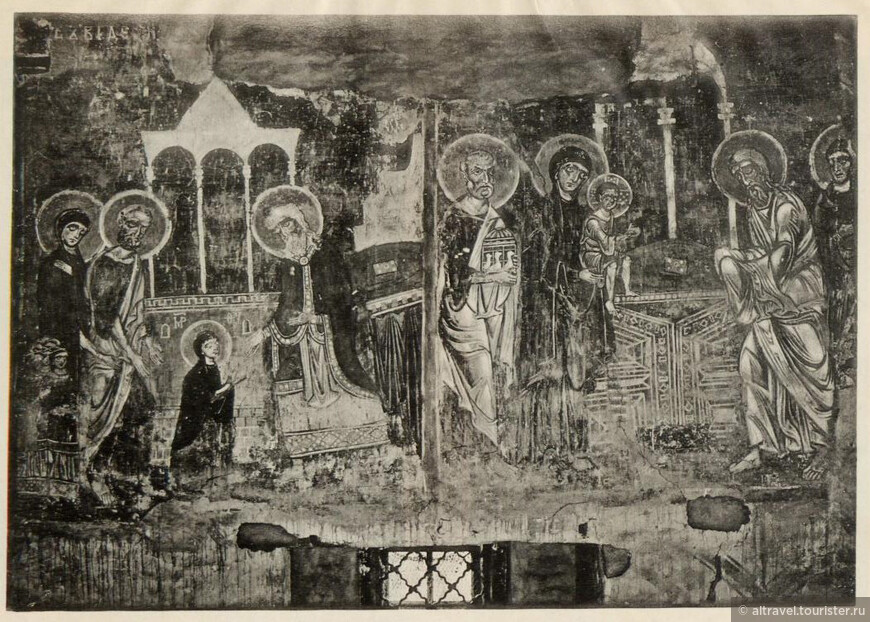 Одна из фотографий интерьера Спаса на Нередице, сделанная в 1903 году: Введение во храм и Сретение. Фото из сети.