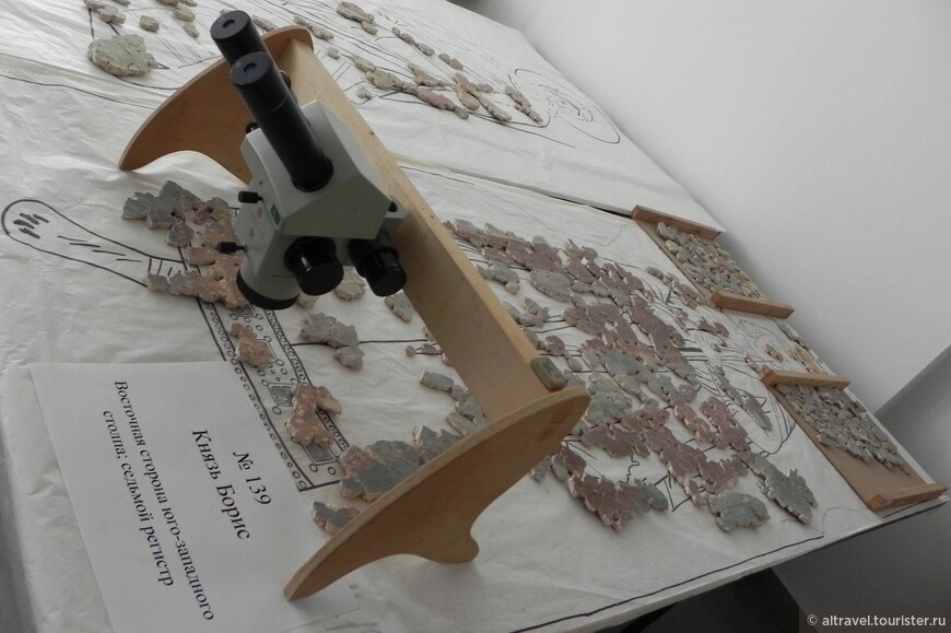 Стыки фрагментов исследуются с помощью микроскопа. Фото из сети.