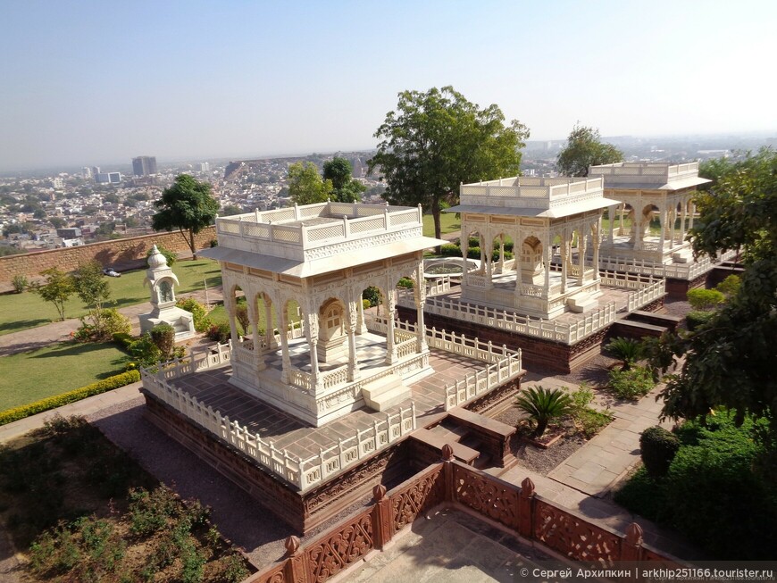 Усыпальница-дворец Джасвант Тхада в Джодхпуре (Индия)