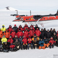 Наша команда на 4 месяца,которая обеспечивала поддержание аэродрома в рабочем состоянии,приём и выпуск самолётов,обеспечивала и выполняла походы в интересах международных экспедиций,а так же множество текущих задач в интересах антарктического сообщества.