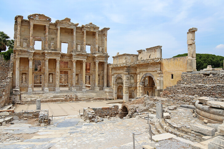 Даже если вы никогда не бывали в Эфесе, наверняка видели похожий кадр