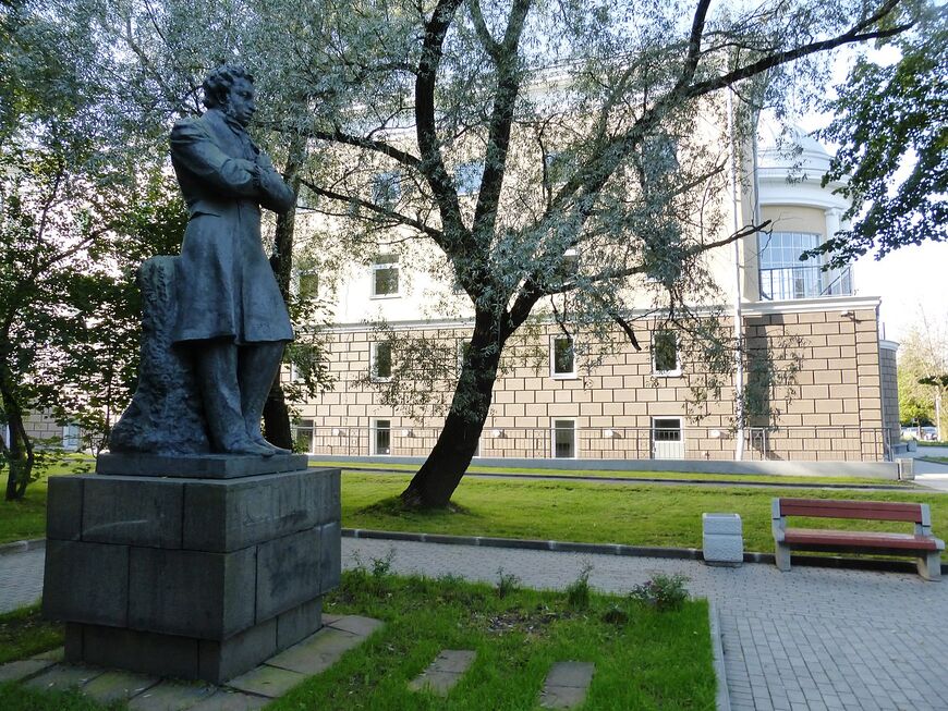 Памятник Пушкину рядом с НБ РК