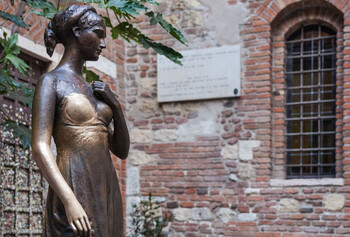 В Вероне туристы протёрли статую Джульетты до дыр