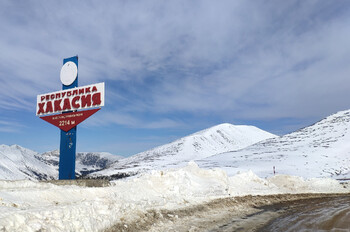 В Хакасии двух сноубордистов накрыла снежная лавина