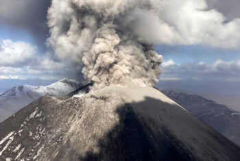 Пеплом от извергающегося вулкана Эбеко накрыло Северо-Курильск 