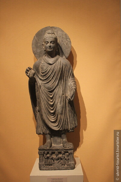 Стоящий Будда Шакьямуни. Сланец. Гандхара. Конец II в. н. э.