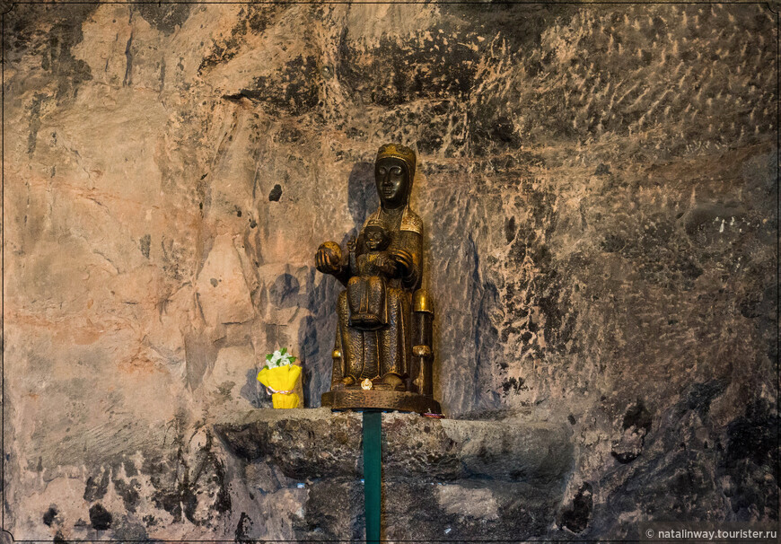 Черная Дева в часовне Святой Пещеры 