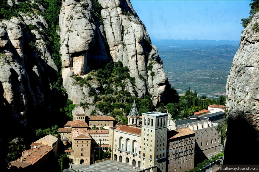 Вид на монастырь Монсеррат с кабинки фуникулёра Sant Joan 