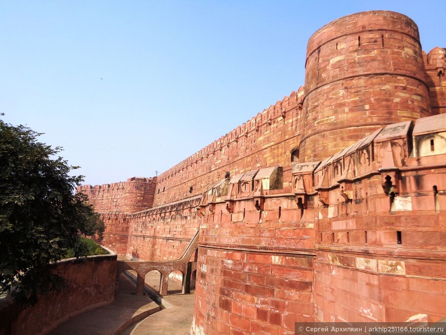 Красный форт Агры — одна из самых мощных крепостей Индии и объект Всемирного наследия