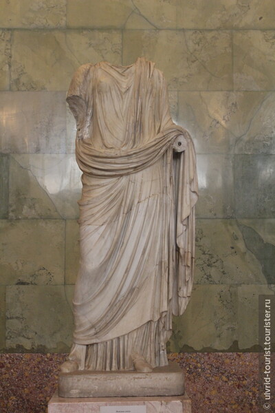 Женская статуя. Римская работа II в. по греческому образцу V в. до н. э.