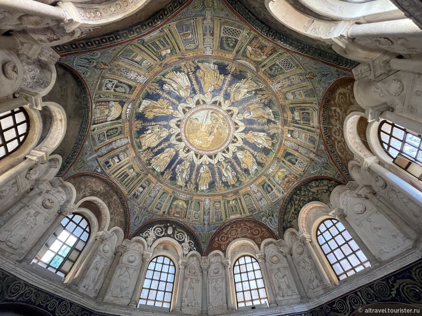 ...но внутри это снова «взрыв мозга», как в мавзолее Галлы Плацидии. Роскошные, в римском классическом стиле мозаики покрывают купол баптистерия, в арках вокруг окон - изысканые мраморные барельефы с фигурами пророков.